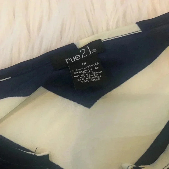 Chevron/rue 21 top blue and white size medium - Picture 2 of 4